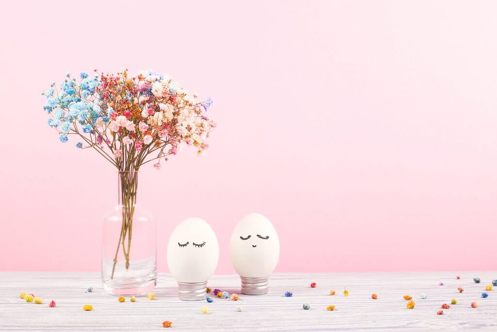 Uova con parete rosa e fiori a forma d'albero