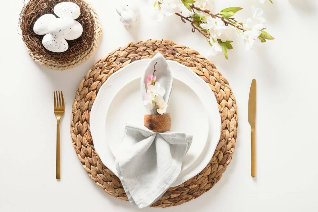 decorazione piatto pasquale in legno con posate in oro