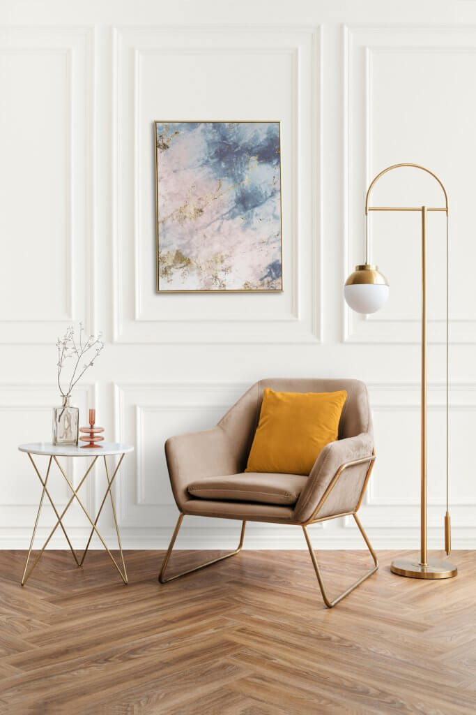 5 Consigli per rinnovare la casa in Primavera | Facile Ristrutturare Poltrona marrone con mobili in rifiniture in oro e parquet in legno