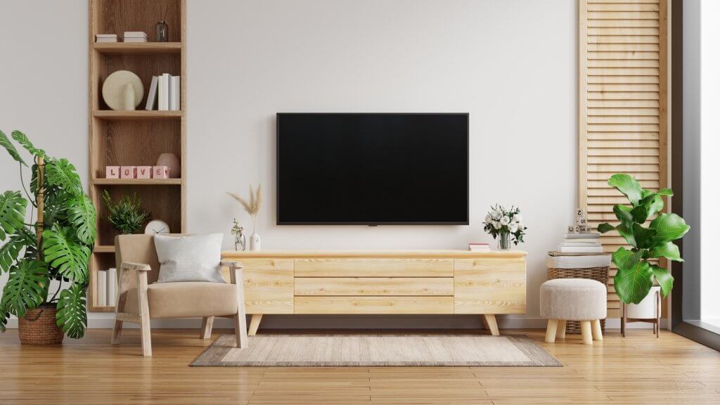 5 Consigli per rinnovare la casa in Primavera | Facile Ristrutturare Soggiorno con televisore su parete bianca, pavimento e mobili in legno