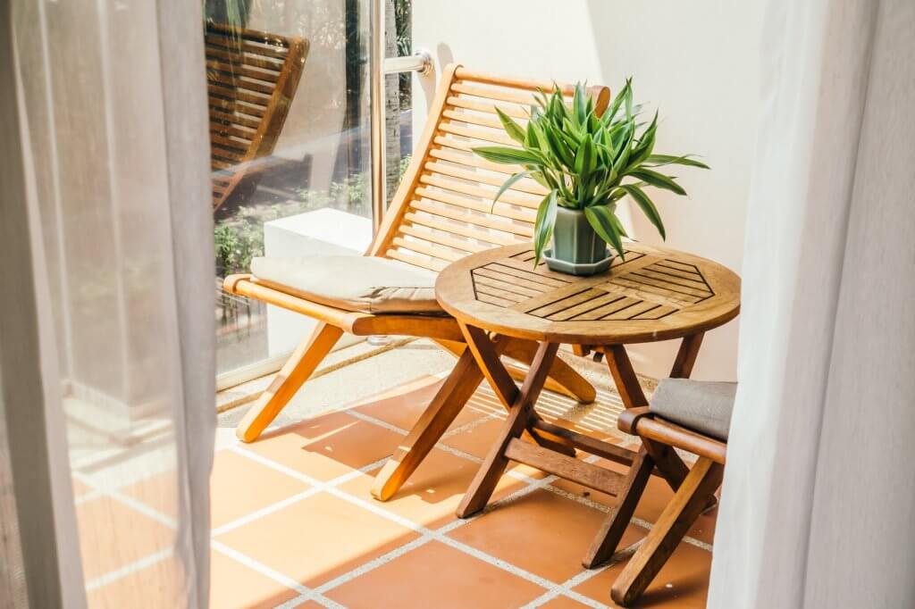 5 Consigli per rinnovare la casa in Primavera | Facile Ristrutturare Spazio outdoor, tavolo e sedie in legno con cuscino