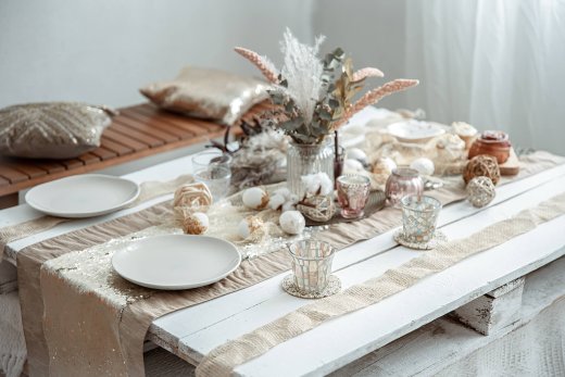 Tavola di Pasqua con decorazioni bianche e oro