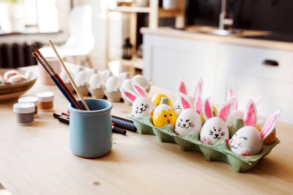 Uova decorate come animali sul tavolo della cucina