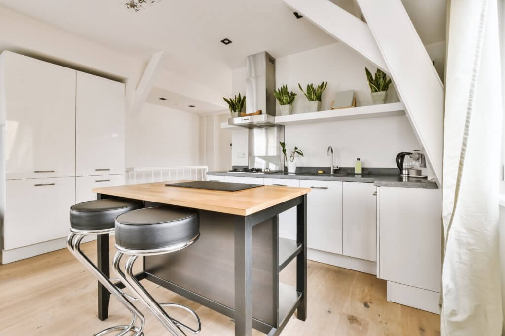 Ad ogni stanza la sua pianta! Come arredare casa con le piante da interni | Facile Ristrutturare Cucina bianca con parquet il legno e rifiniture nere e acciaio