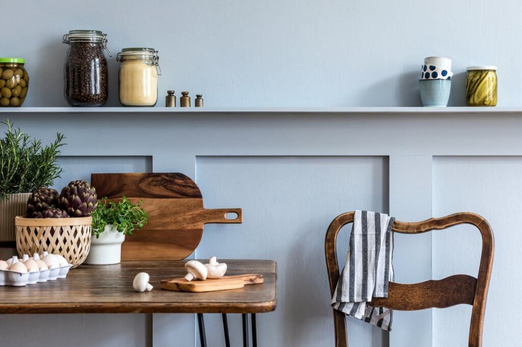 Ad ogni stanza la sua pianta! Come arredare casa con le piante da interni | Facile Ristrutturare Cucina con verdura sul tavolo in legno scuro con parete bianca