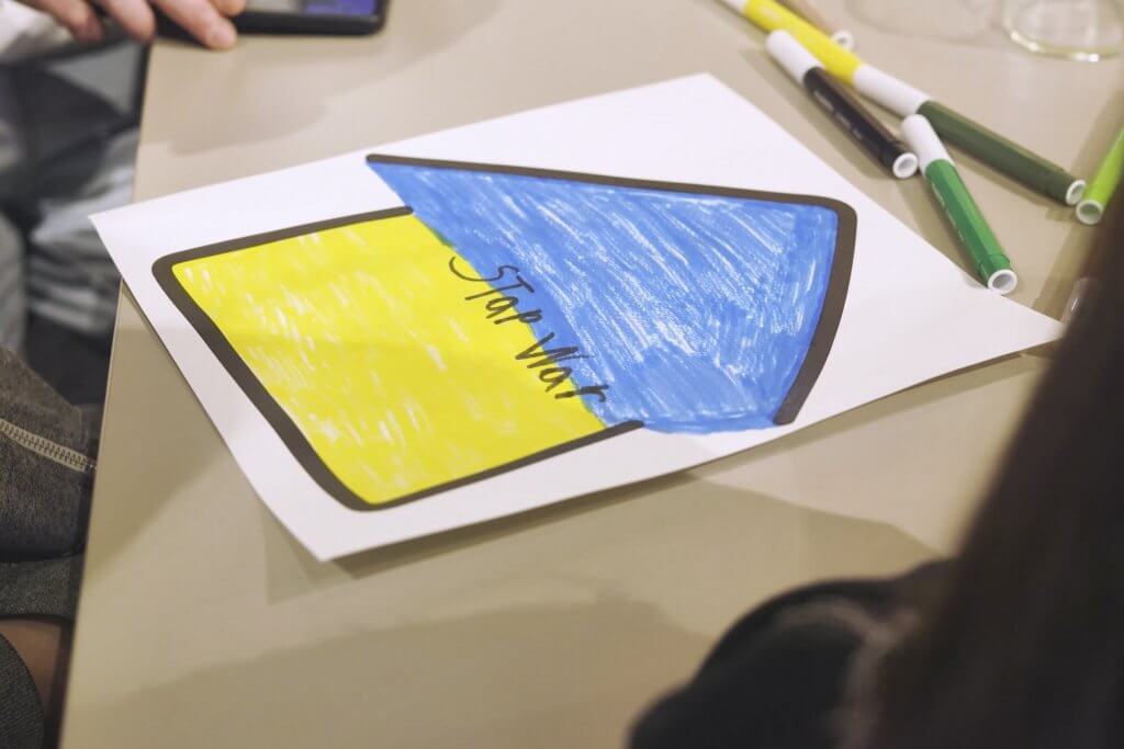 FACILE SOGNARE: il workshop dedicato ai sogni dei bambini | Facile Ristrutturare Disegno di una casa con i colori della bandiera dell'Ucraina