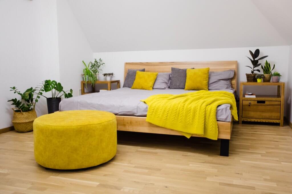 Ad ogni stanza la sua pianta! Come arredare casa con le piante da interni | Facile Ristrutturare Letto con lenzuola, coperta e mobili in giallo e piante