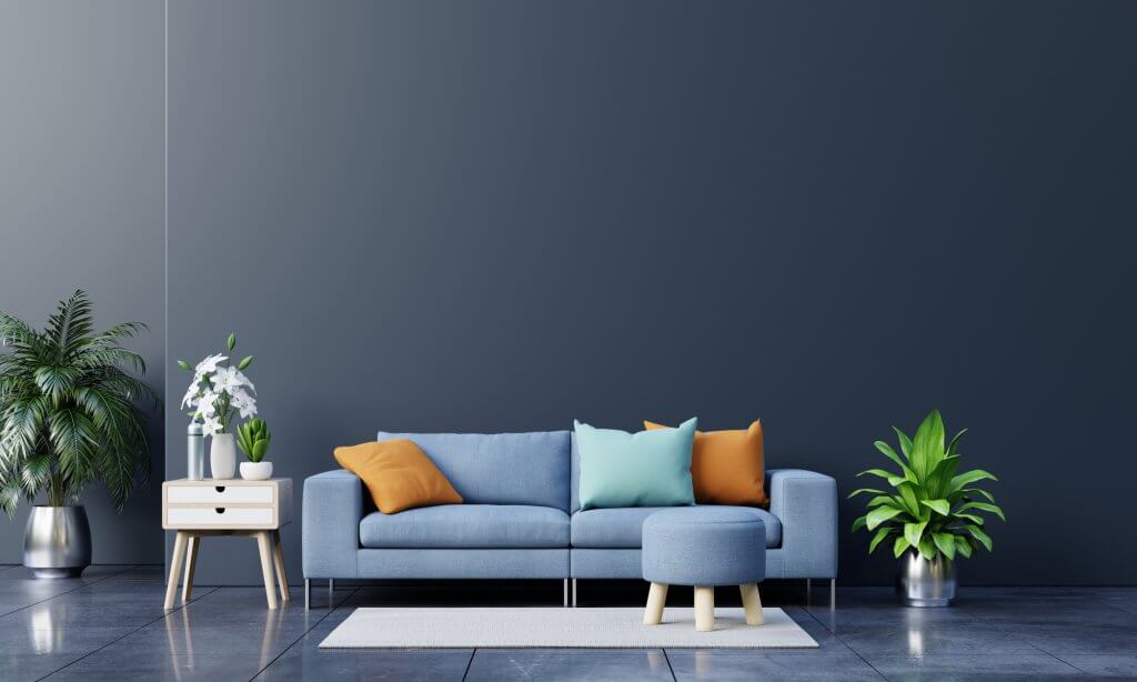 Ad ogni stanza la sua pianta! Come arredare casa con le piante da interni | Facile Ristrutturare Soggiorno moderno con divano azzurro, cuscini colorati e piante laterali