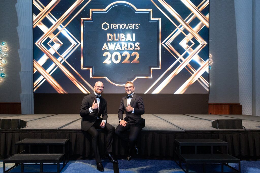 Facile Ristrutturare per festeggiare la sua quotazione in borsa, porta i 250 migliori dipendenti nella prestigiosa e raffinata Dubai! | Facile Ristrutturare Giovanni Amato e Loris Cherubini sul palco degli Incentive Awards di Dubai