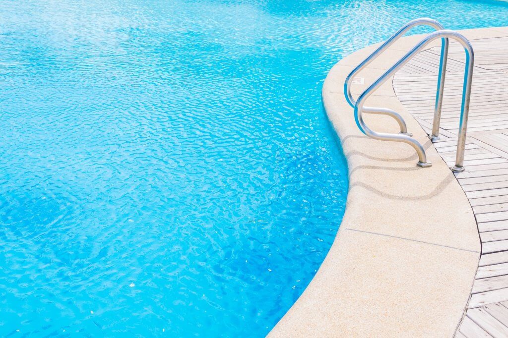 Quale piscina scegliere? Un tuffo tra i nostri consigli! | Facile Ristrutturare Bordo piscina con scaletta laterale in acciaio e rivestimento in mattonelle