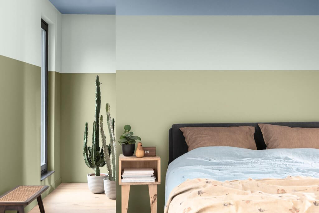 Bright Skies: rinnova la tua casa con la palette di Sikkens! | Facile Ristrutturare Colore pareti, interni casa. Camera da letto con parete a righe di colore verde con cuscini marroni e cactus laterali