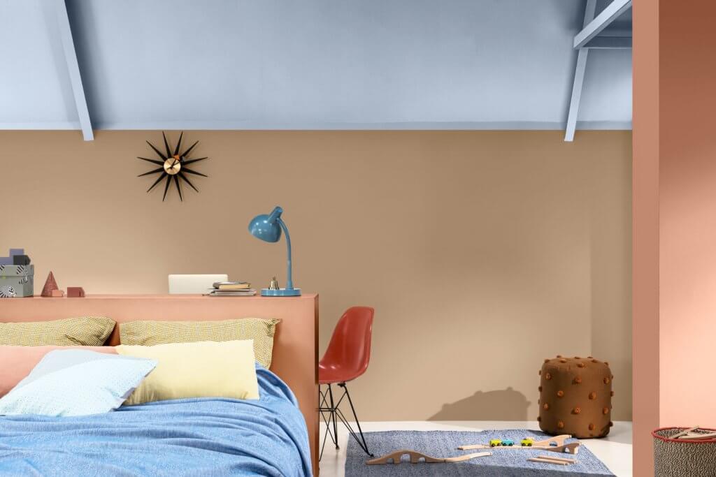 Bright Skies: rinnova la tua casa con la palette di Sikkens! | Facile Ristrutturare Colore pareti, interni casa. Zona notte con orologio a forma di stella, cuscini colorati e lampada azzurra