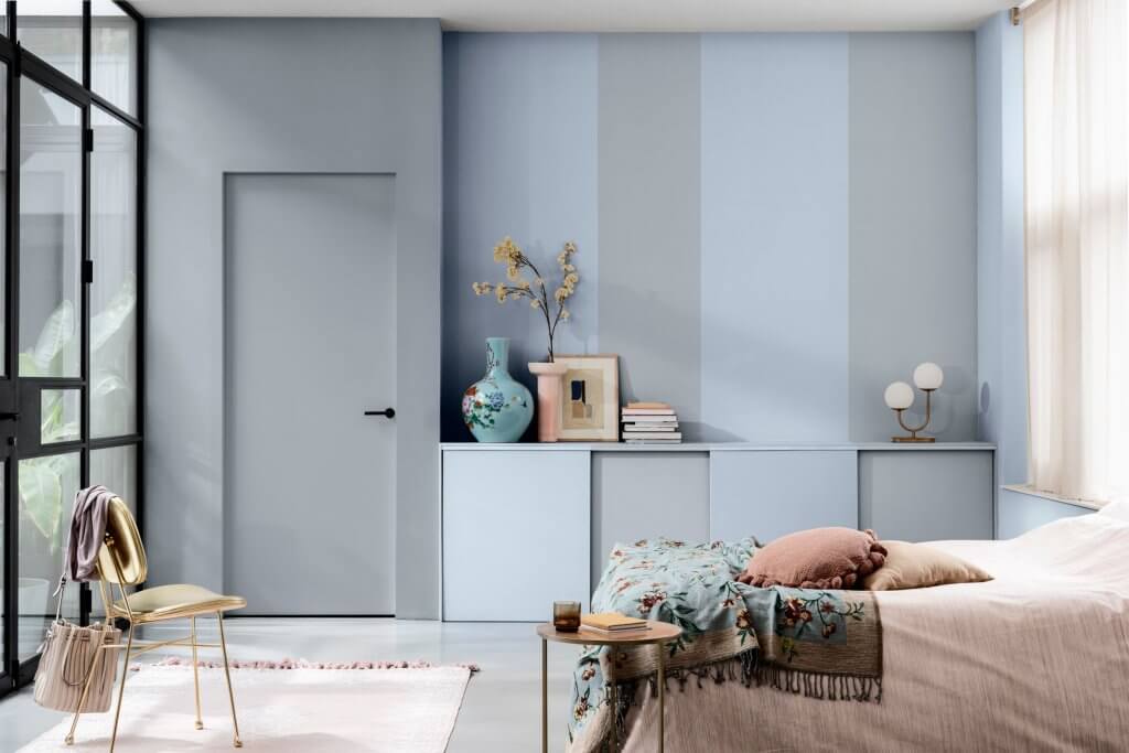 Bright Skies: rinnova la tua casa con la palette di Sikkens! | Facile Ristrutturare Colore pareti, interni casa. Camera da letto con finestra laterale, tappeto rosa, cuscini e parete a righe