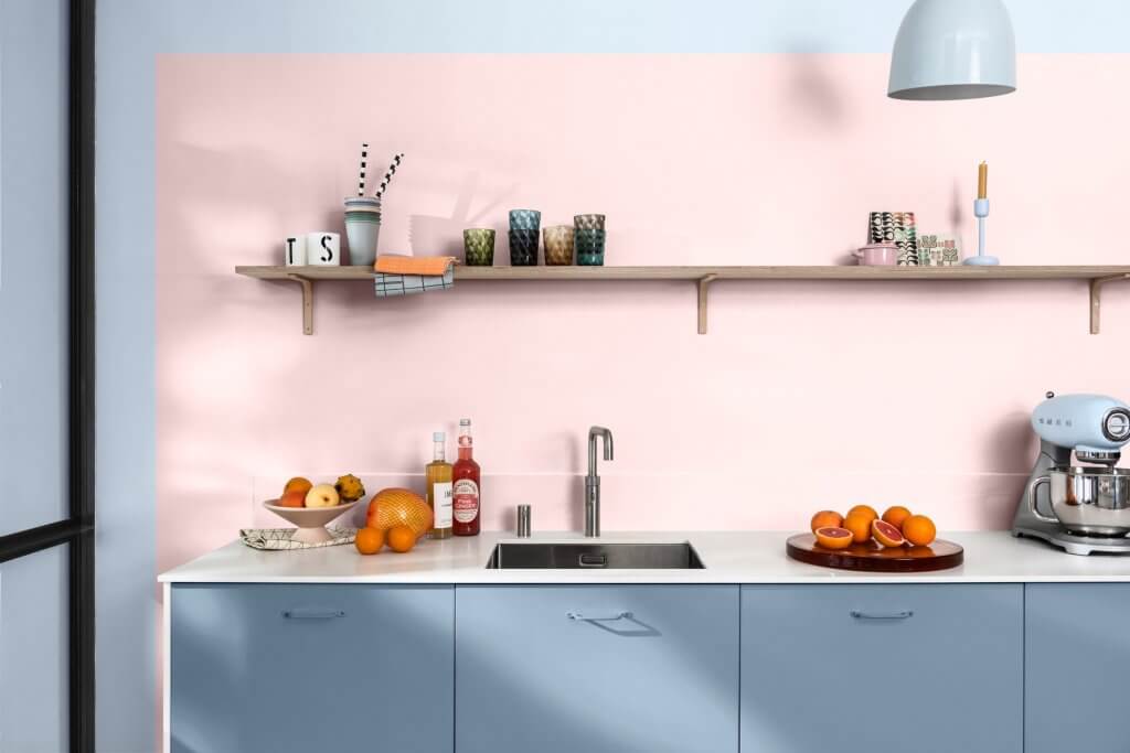 Bright Skies: rinnova la tua casa con la palette di Sikkens! | Facile Ristrutturare Colore pareti, interni casa. Cucina con frutta sul top di colore bianco, parete rosa e azzurra con mensola in legno