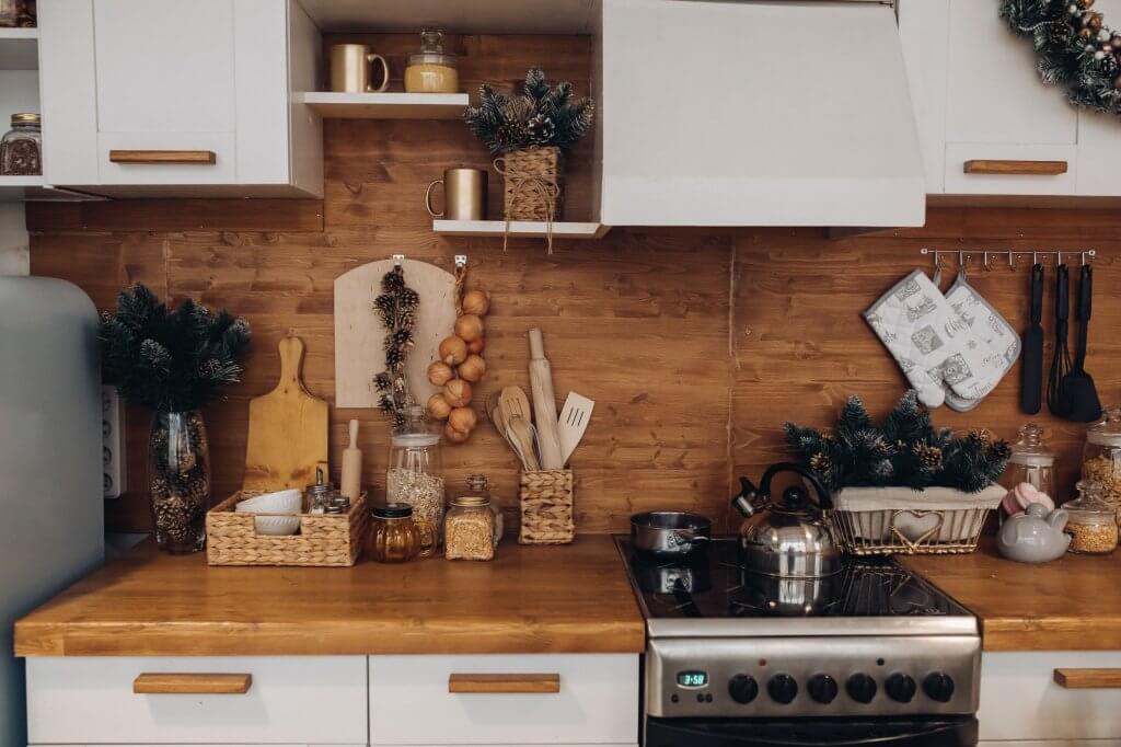 Cucina senza piastrelle: consigli su come rivestire le pareti | Facile Ristrutturare Cucina con pannelli in laminato, cucina bianca con fornelli ad induzione