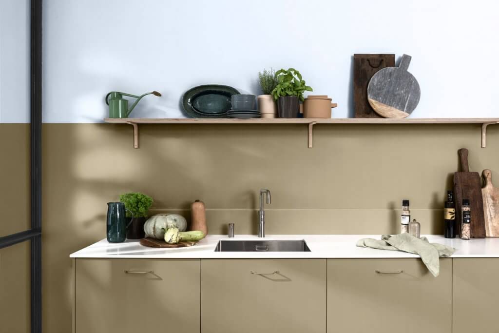 Bright Skies: rinnova la tua casa con la palette di Sikkens! | Facile Ristrutturare Colore pareti, interni casa. Zona cucina con lavandino, mensola in legno e parete di colore verde e azzurra