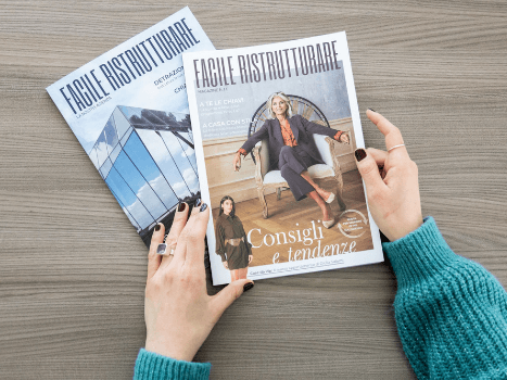 Donna che vede copertina del magazine di Facile Ristrutturare