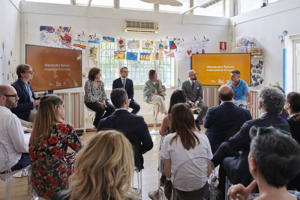Conferenza stampa di Facile Sognare con persone sedute ad ascoltare