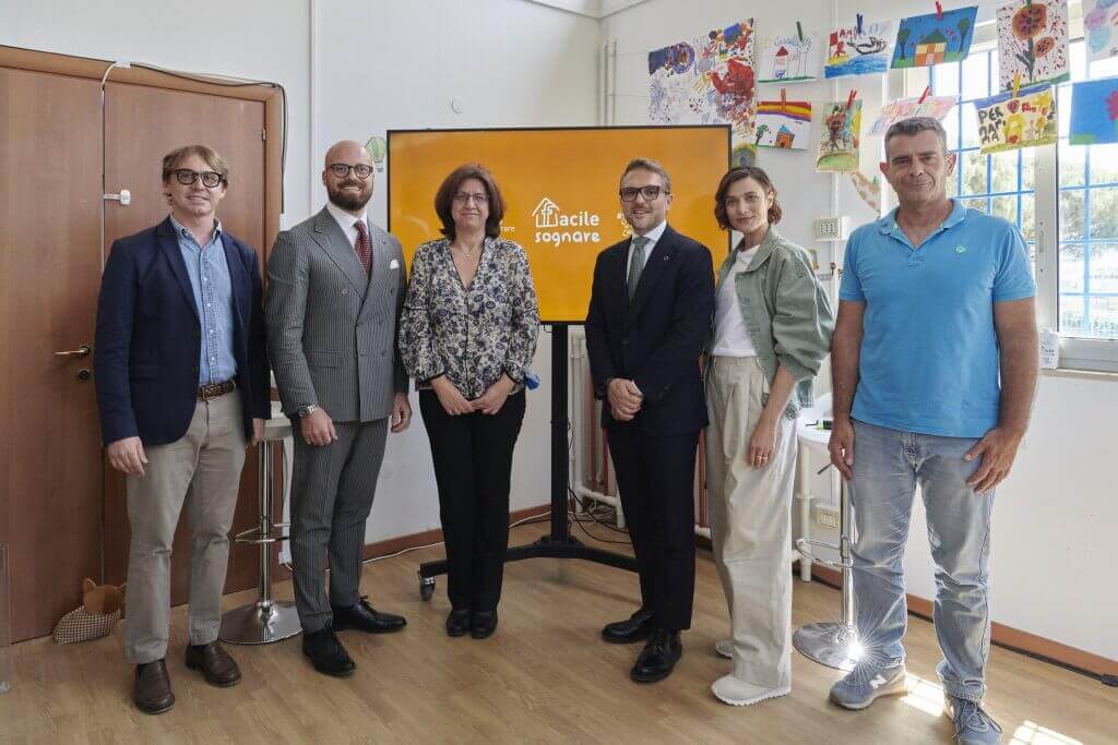 FACILE SOGNARE: la seconda tappa del progetto è a Roma! | Facile Ristrutturare Conferenza stampa di Facile Sognare con intervistati, televisore dietro e disegni con finestra laterale