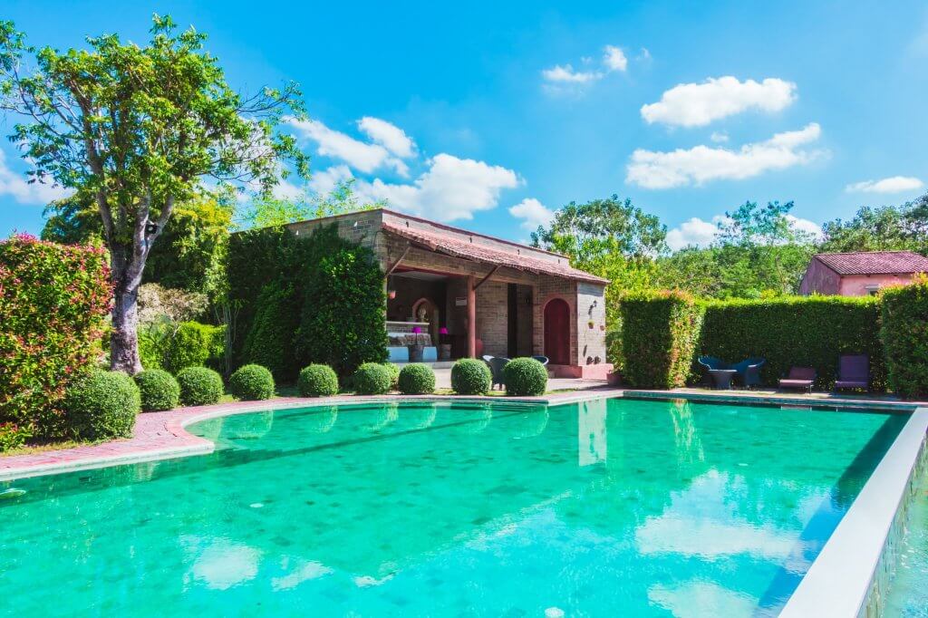 Quale piscina scegliere? Un tuffo tra i nostri consigli! | Facile Ristrutturare Casa con giardino e piscina, cespugli bordo piscina laterali