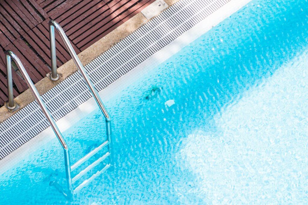 Quale piscina scegliere? Un tuffo tra i nostri consigli! | Facile Ristrutturare Bordo piscina con scaletta laterale, pavimento in legno