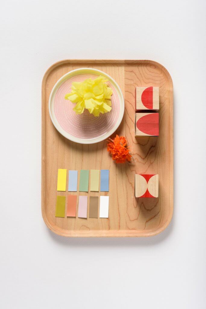 Bright Skies: rinnova la tua casa con la palette di Sikkens! | Facile Ristrutturare Vassoio con cubi in legno e fiori di colore giallo e arancione