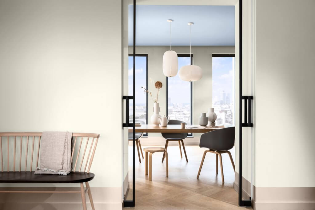 Bright Skies: rinnova la tua casa con la palette di Sikkens! | Facile Ristrutturare Colore pareti, interni casa. Corridoio con vista su zona living, con tavolo e sedie in legno, finestre laterali e lampade a sospensione