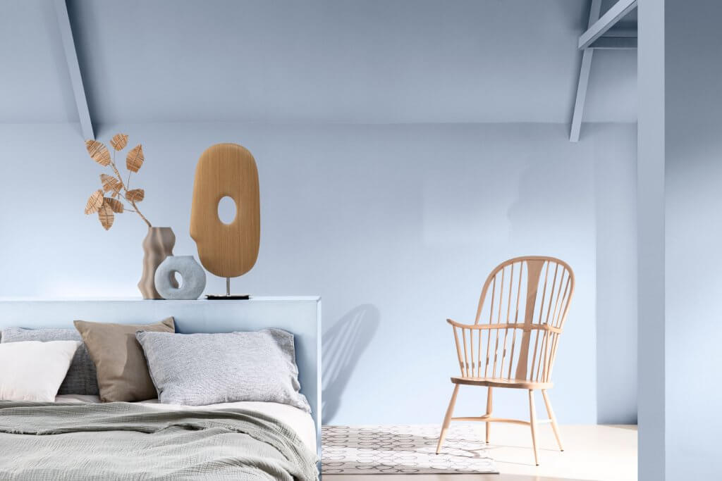Bright Skies: rinnova la tua casa con la palette di Sikkens! | Facile Ristrutturare Colore pareti, interni casa. Camera da letto con parete azzurra, sedia in legno, cuscini grigi e marroni