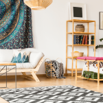 Soggiorno in stile etnico con arredamento con fantasie e mobili in legno