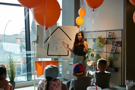 L'architetto Simona Lashin che parla con i bambini