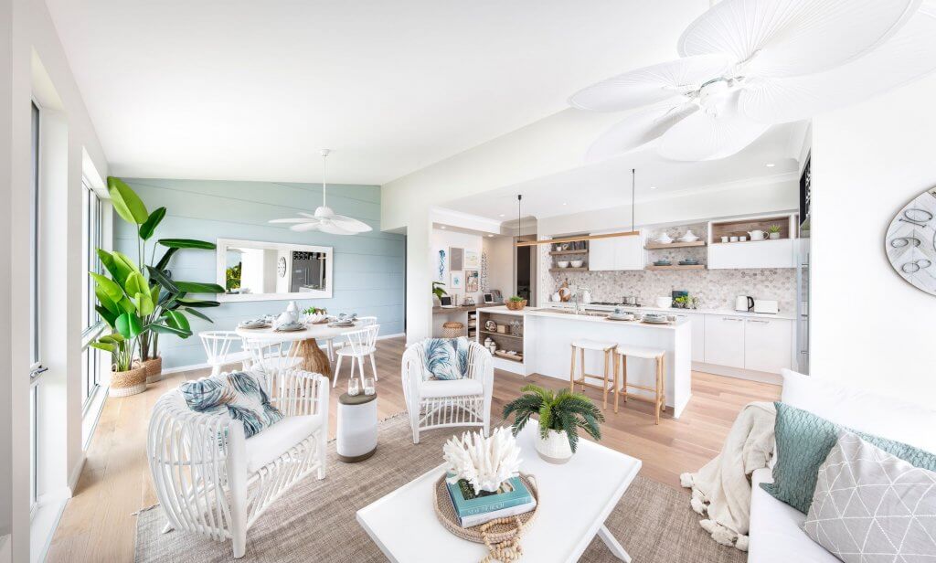 Coastal style, la nuova tendenza dell'interior design per portare il mare in casa | Facile Ristrutturare Soggiorno in stile coastal con pavimento in legno, poltrone e arredamento bianco