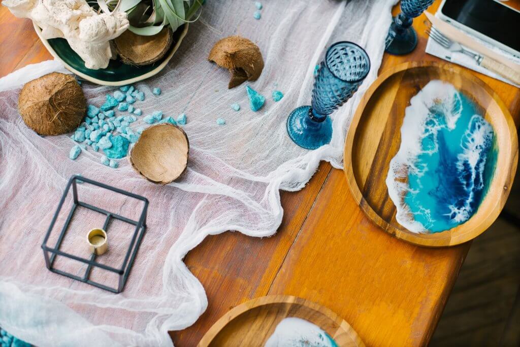 Coastal style, la nuova tendenza dell'interior design per portare il mare in casa | Facile Ristrutturare Tavolo da cucina in legno con piatti e bicchieri colorati