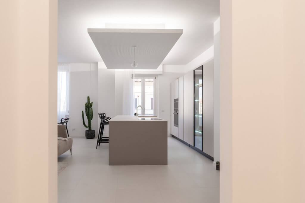 Progetto ristrutturazione Milano, cucina con isola moderna bianca