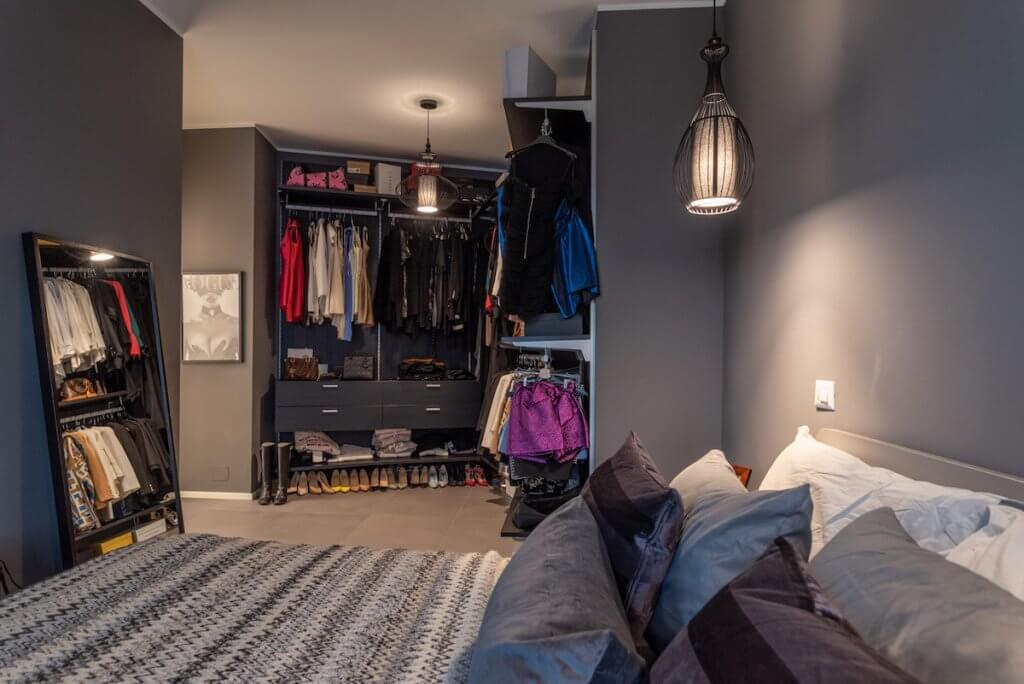Progetto ristrutturazione Milano, camera da letto moderna grigia con cabina armadio a vista