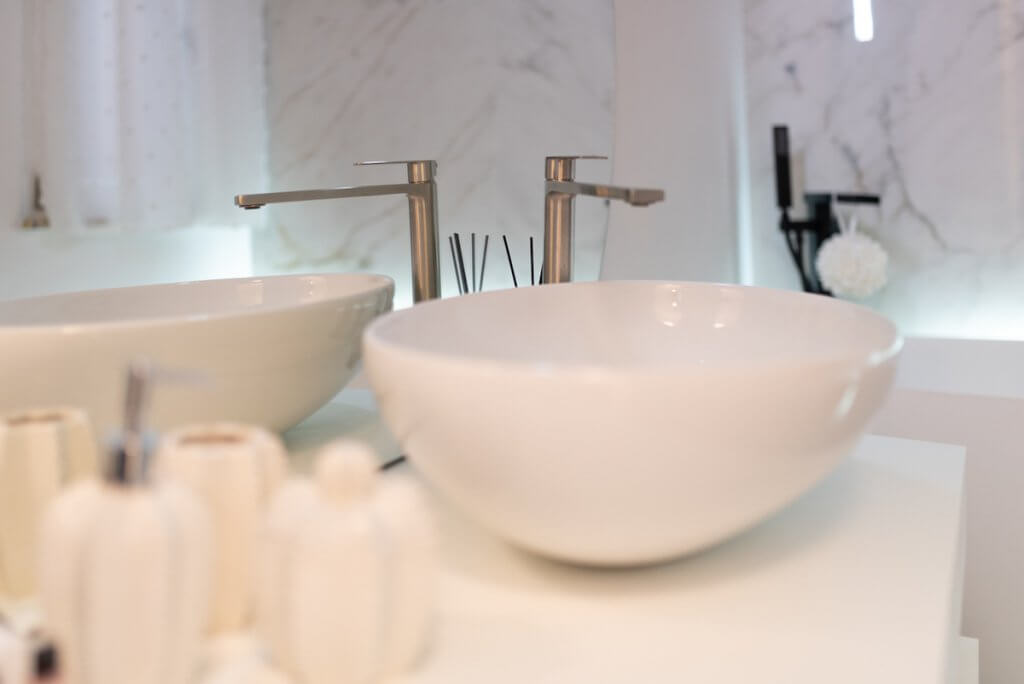 Progetto ristrutturazione Milano, lavabo da appoggio design bianco