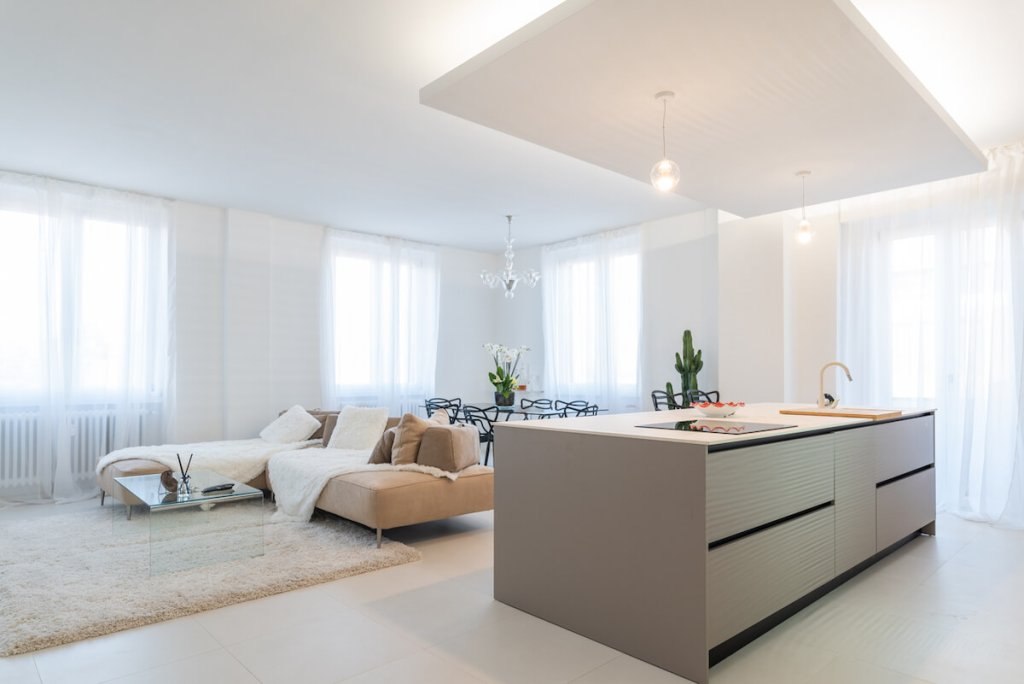 Progetto ristrutturazione Milano, open space living cucina con isola, illuminazione sospesa
