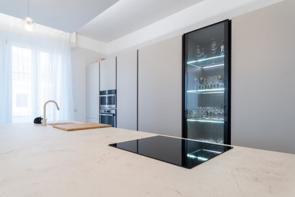 Progetto ristrutturazione Milano, isola cucina con piano a induzione e lavabo