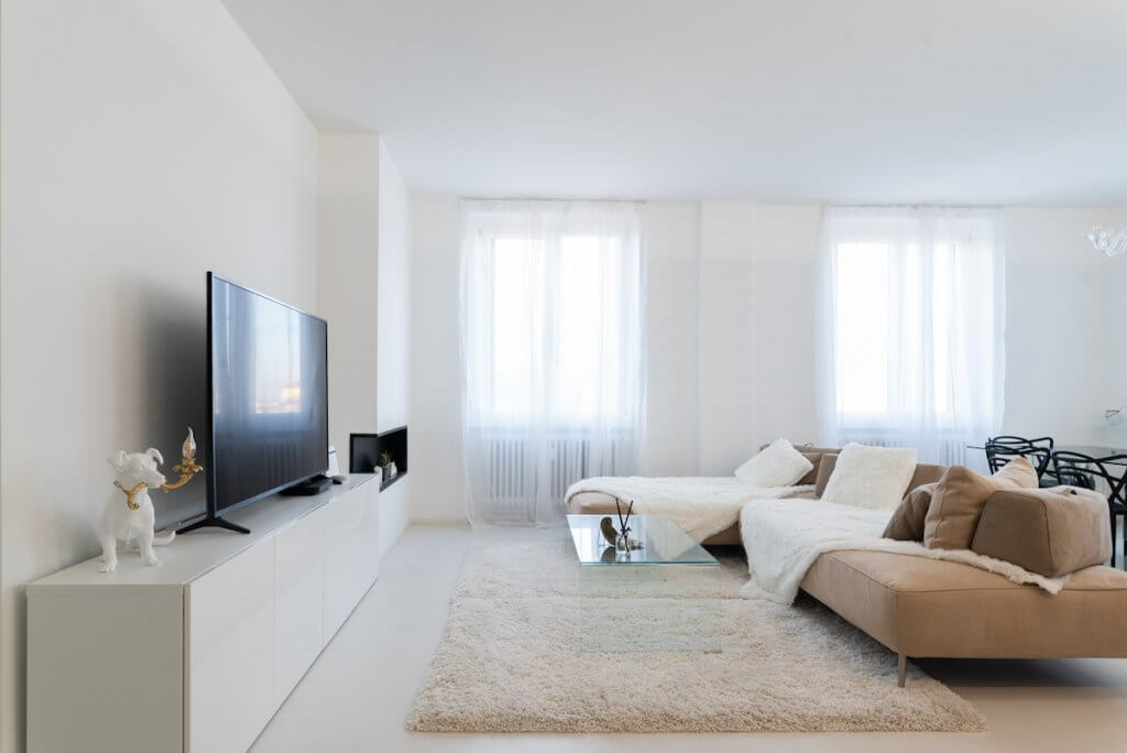 Progetto ristrutturazione Milano, living soggiorno moderno, divani, tappeti, tende bianche