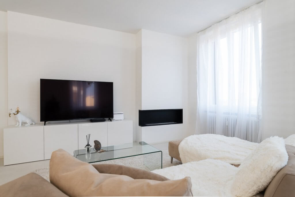 Progetto ristrutturazione Milano, living soggiorno moderno, divani, tavolino in vetro, porta tv