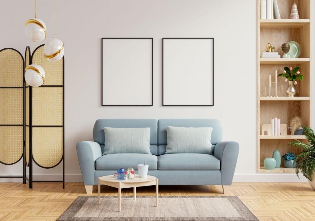Coastal style, la nuova tendenza dell'interior design per portare il mare in casa | Facile Ristrutturare Soggiorno con divano azzurro e arredamento e pavimento in legno con tappeto