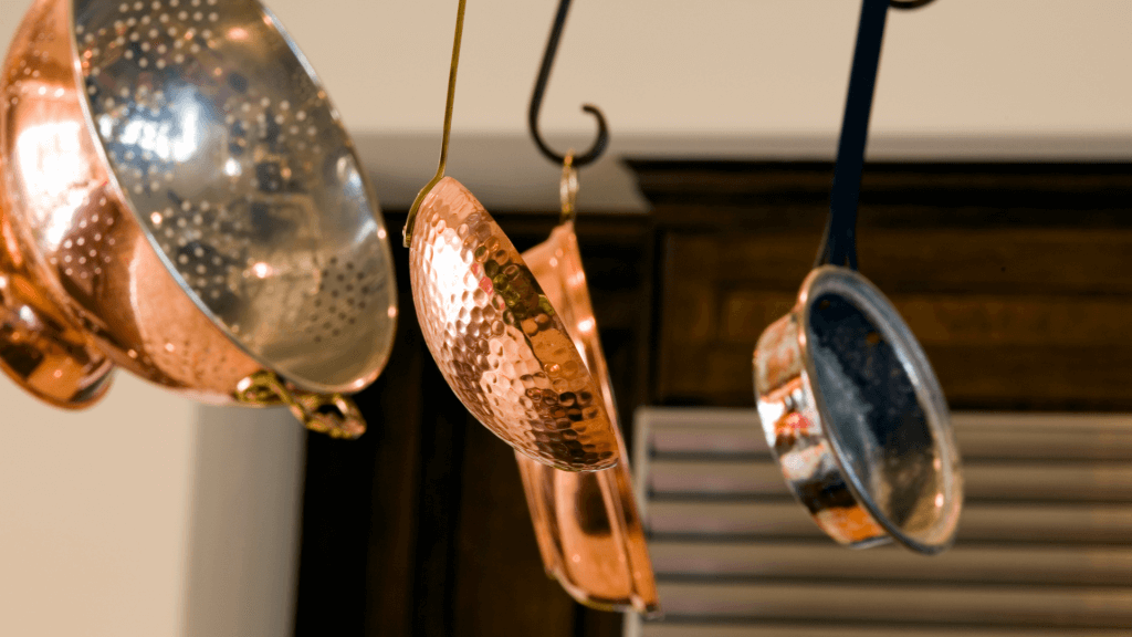 Arredare la cucina in stile inglese | Facile Ristrutturare Pentole in rame appese in cucina
