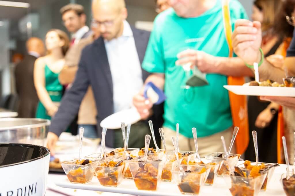 Buffet con cibo e persone