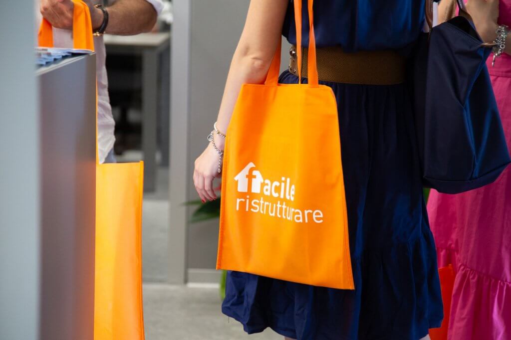 Donna con borsa di Facile Ristrutturare