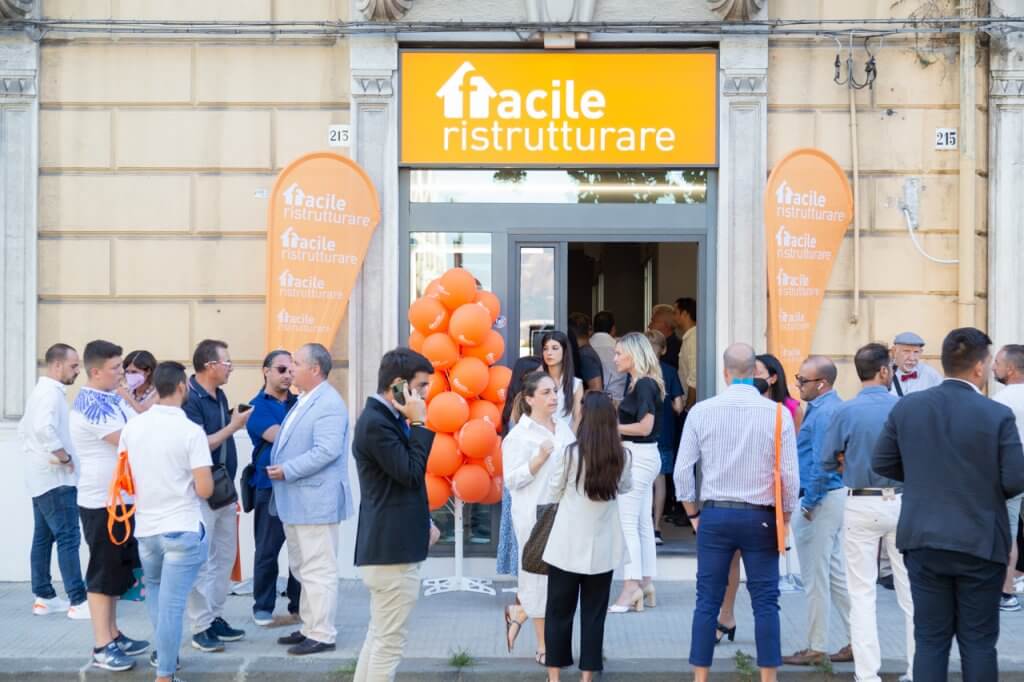 Store di Facile Ristrutturare a Messina con persone, gadget e palloncini