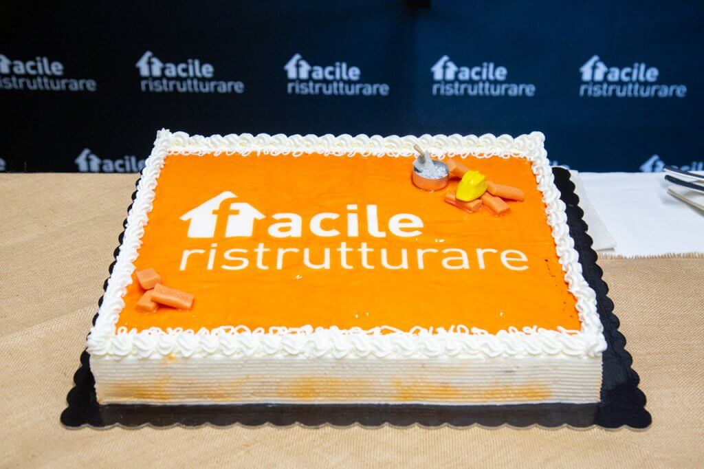 Torta di Facile Ristrutturare di colore arancione