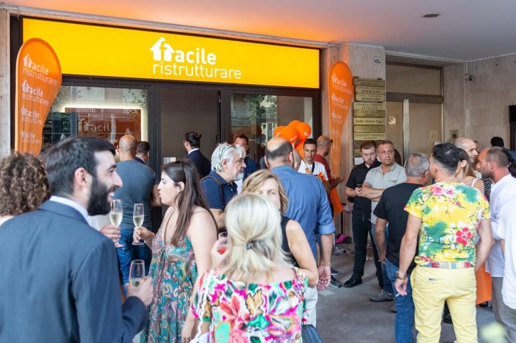 Store di Catania con persone che festeggiano