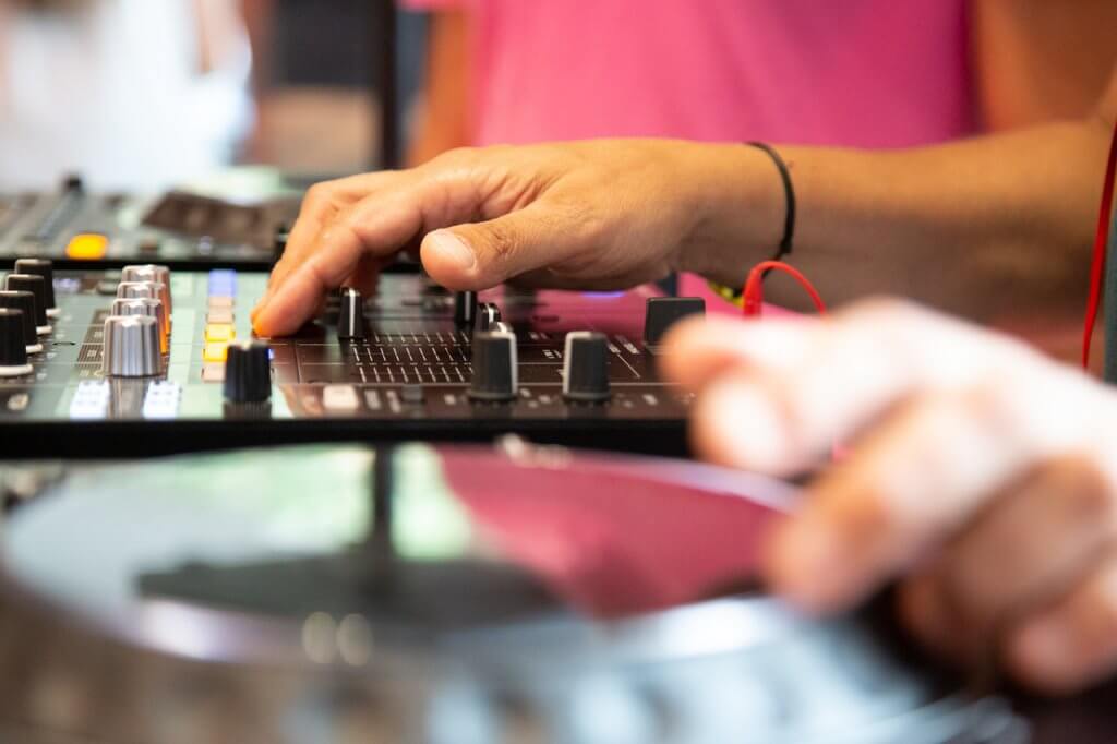 Dj che mette la musica durante la festa
