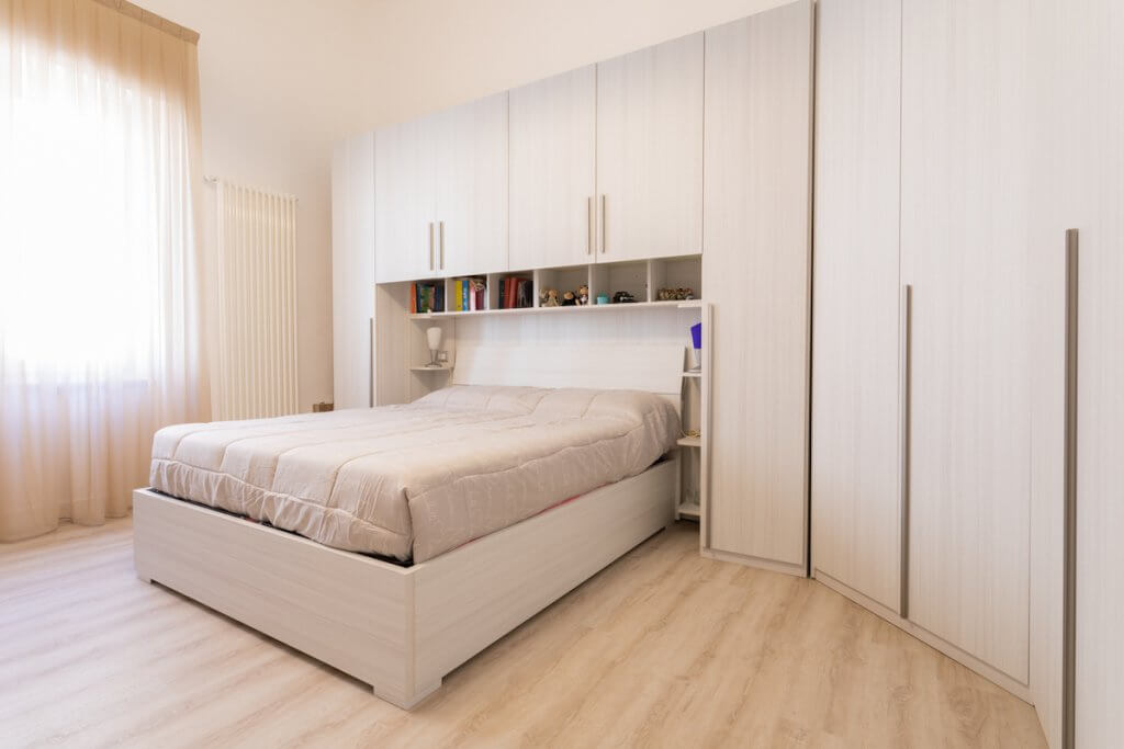 Ristrutturazione casa a Piombino, camera da letto moderna toni caldi tenui