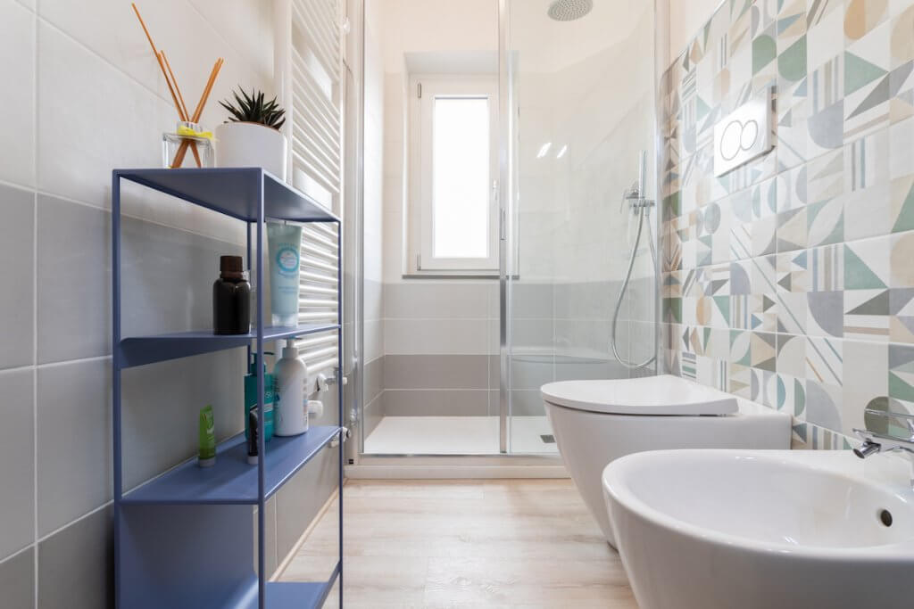 Ristrutturazione casa a Piombino, bagno con box doccia