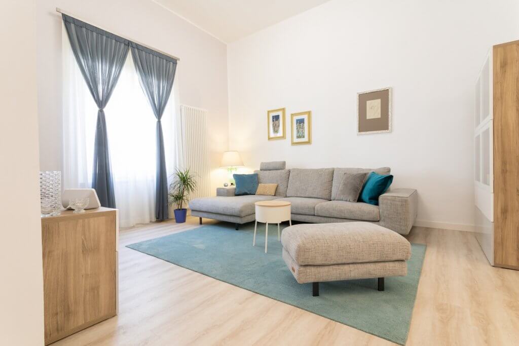 Ristrutturazione casa a Piombino, soggiorno living moderno con divano, tappeto, pouf, tavolino